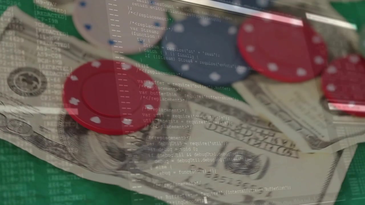 Codice su monitor lampeggiante, banconote da 100 dollari USA che scorrono e si aprono a ventaglio su feltro verde, rivelando fiches da poker