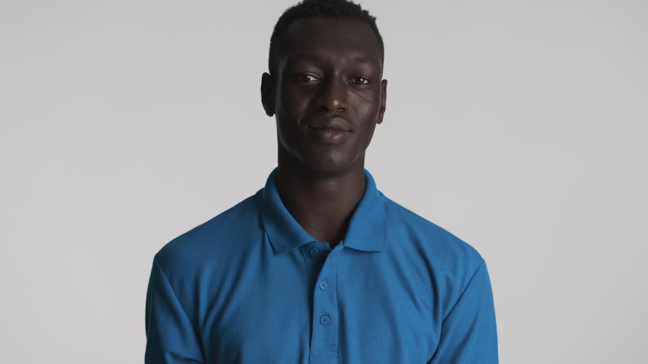 un hombre afroamericano con un fondo gris.