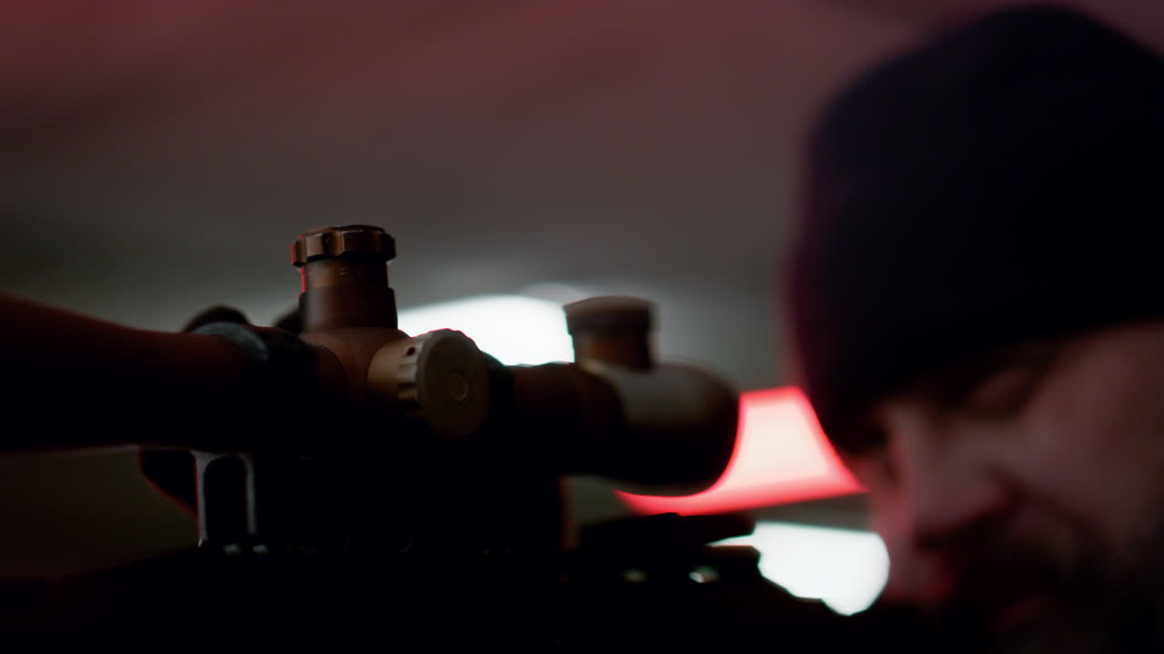 asesino con un rifle de francotirador