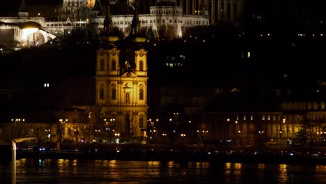 Vista-Del-Centro-De-La-Ciudad-De-Budapest-Y-El-Río-Danubio-Por-La-Noche,-Arquitectura-Gótica,-Reflejos-De-Luz,-Amplia-Toma-Panorámica