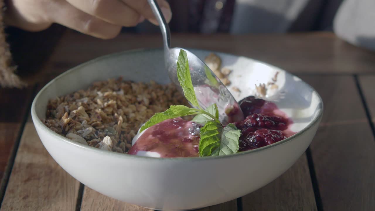 Granola con yogurt e bacche