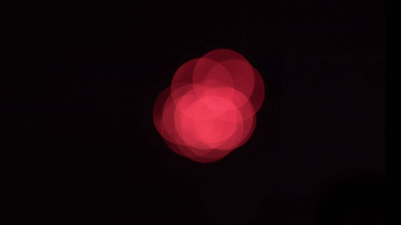 toma amplia de patrones bokeh creados por fuegos artificiales fuera de foco en la distancia