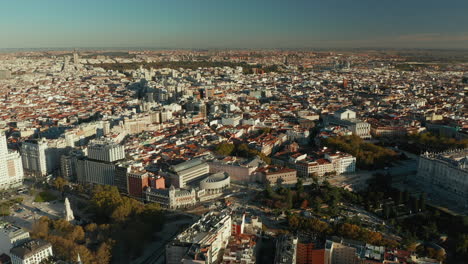 Panoramaaufnahmen-Aus-Der-Luft-Des-Zentralen-Stadtviertels-Mit-Sehenswürdigkeiten-Und-Verschiedenen-Historischen-Gebäuden.