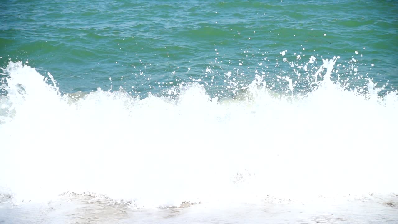 海の波。スローモーション。海の波の撮影。