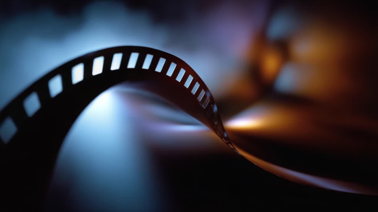 Movimento accattivante di una pellicola in luce astratta con colori vorticosi che mettono in risalto l'eleganza e la bellezza della creatività e dell'arte cinematografica