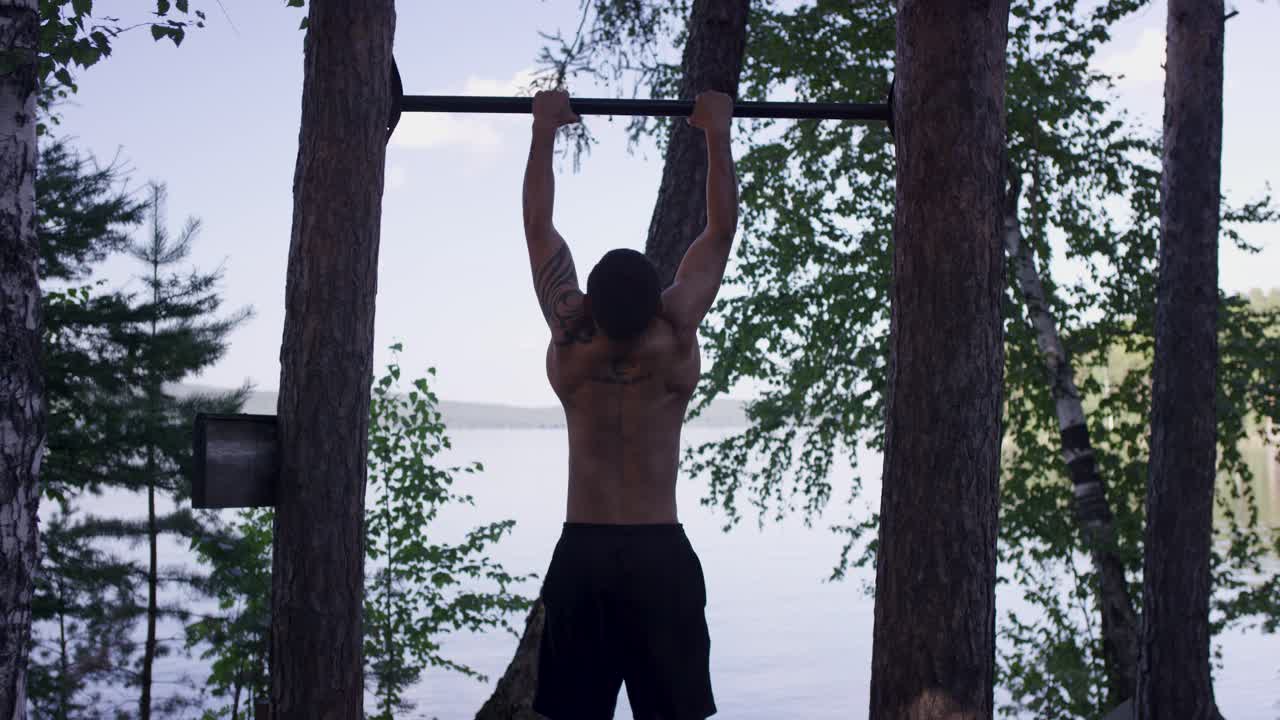 hombre haciendo pull-ups al aire libre