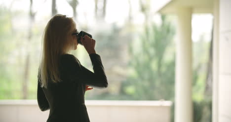 Businesswoman-Drinking-Water-While-Short-Brake-In-The-Office-