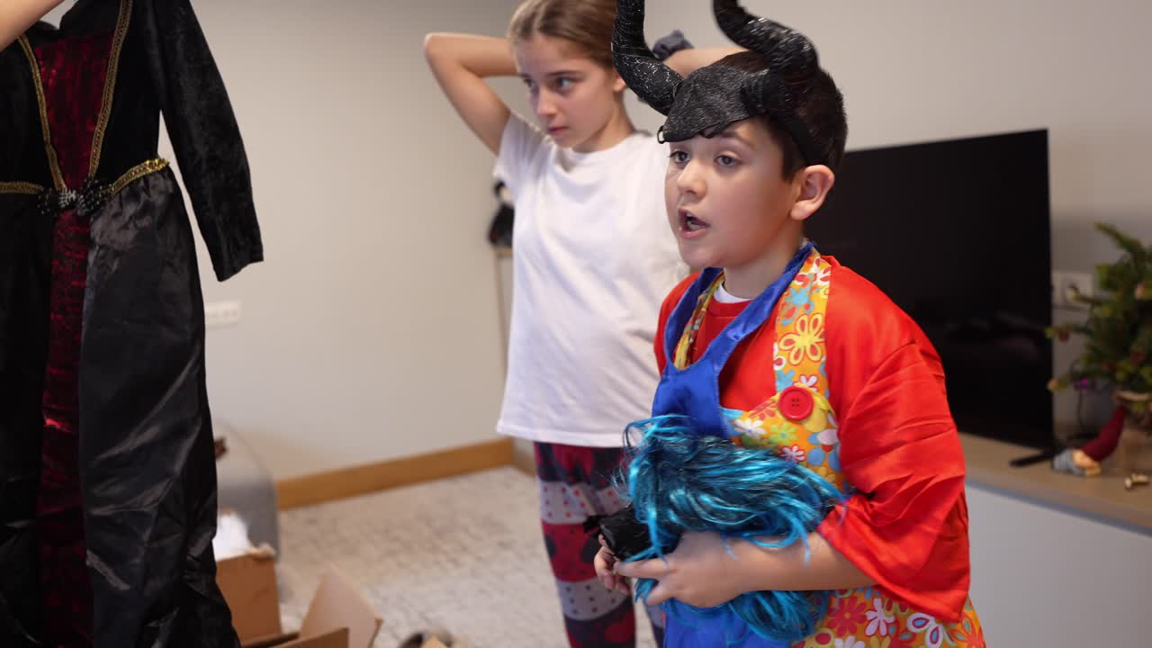 家で楽しいコスチュームを試着する子供と母親