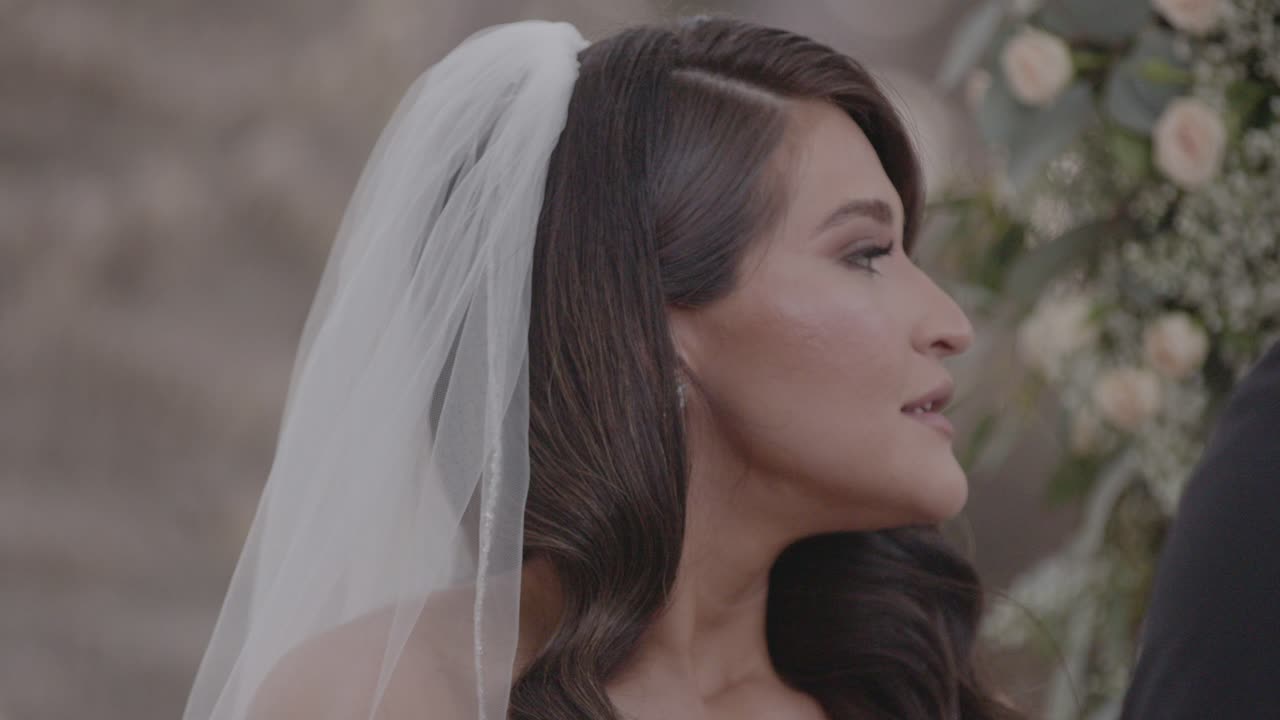 Primo piano della sposa che sorride durante la cerimonia nuziale
