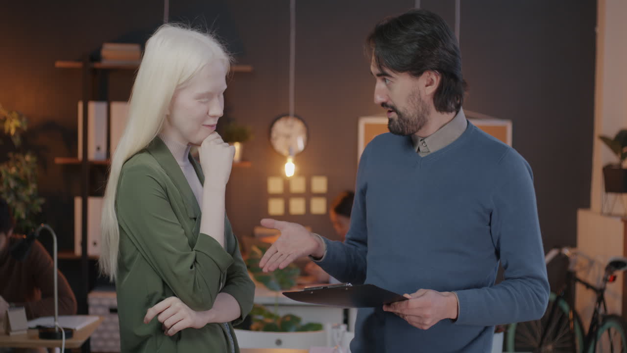 discusión de negocios en la oficina moderna