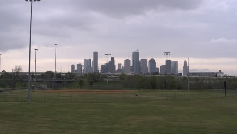 Toma-De-Drone-Del-Centro-De-Houston,-Texas,-Desde-El-Parque-Del-Vecindario.