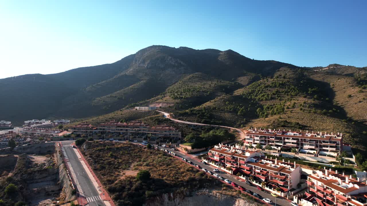 antena ascendente de la colina de fuengirola encantadora ciudad de vacaciones junto a las montañas de españa