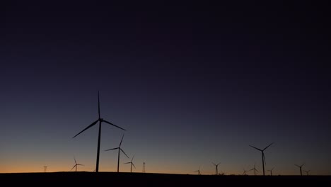 Windkraftanlagen-Bei-Sonnenuntergang