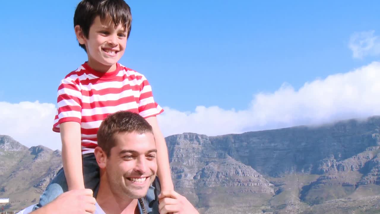 Padre con niño en sus hombres