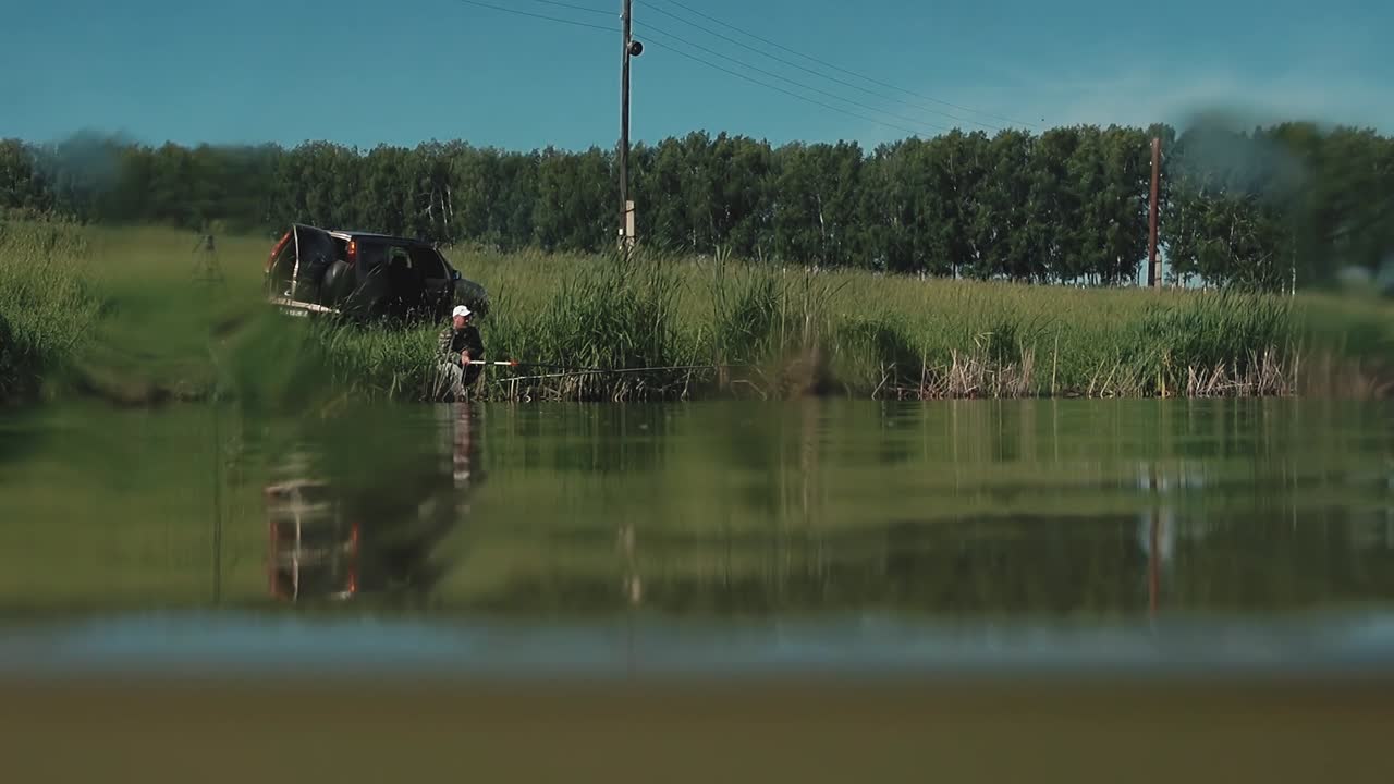 fischer sitzt am ufer des sees 2
