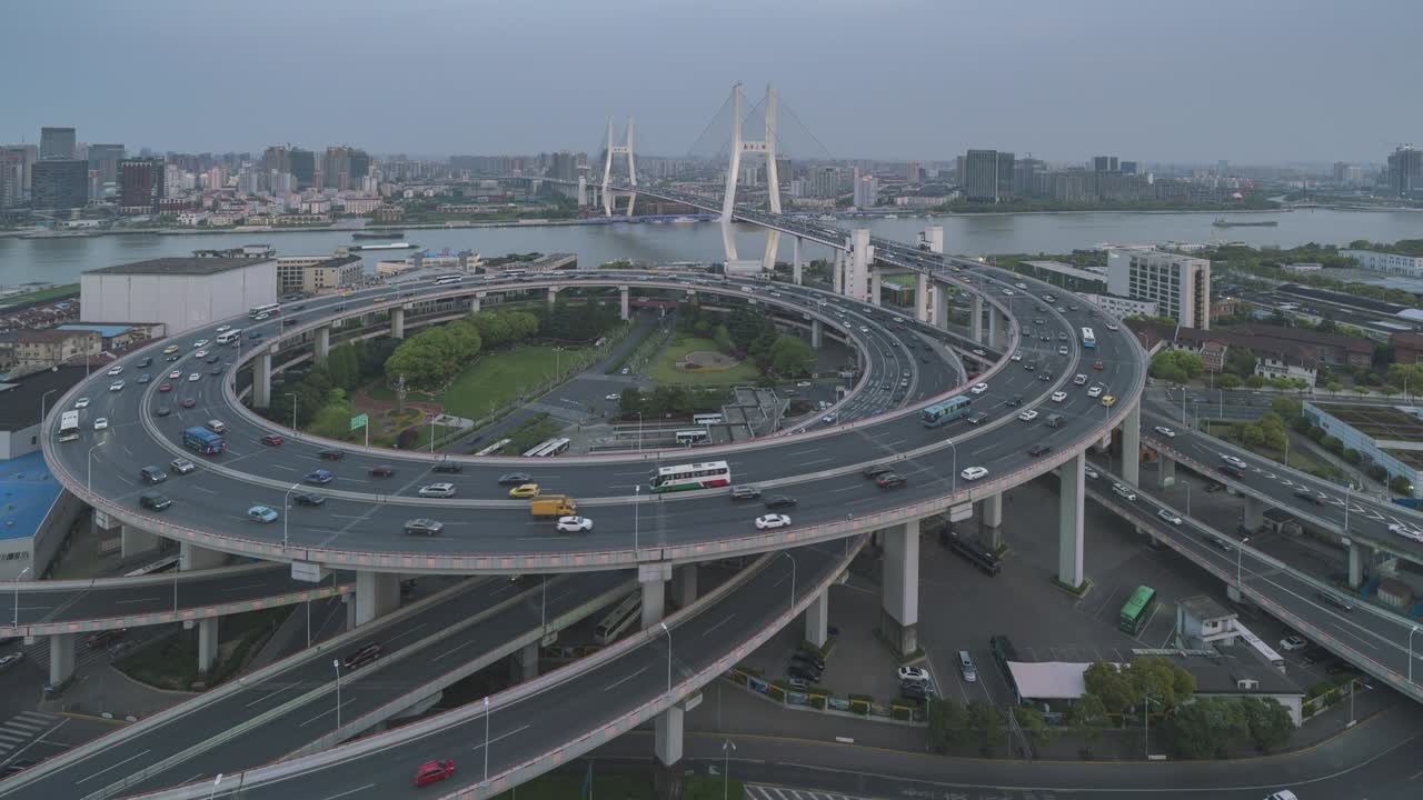 중국 상하이의 난푸 다리 (nanpu bridge) 스파이럴 도로 (spiral road) 에서의 교통의 움직임과 시간 간격은 4k 영상으로 밤부터 낮까지입니다.
