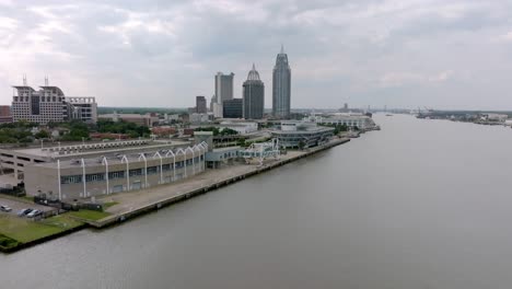 Downtown-Mobile,-Alabama-skyline-with-drone-video-moving-forward-wide-shot