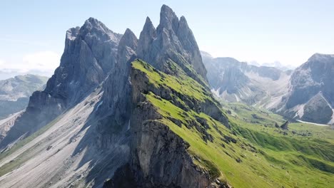 Imágenes-De-Drones-De-Seceda,-Tirol-Del-Sur,-Italia