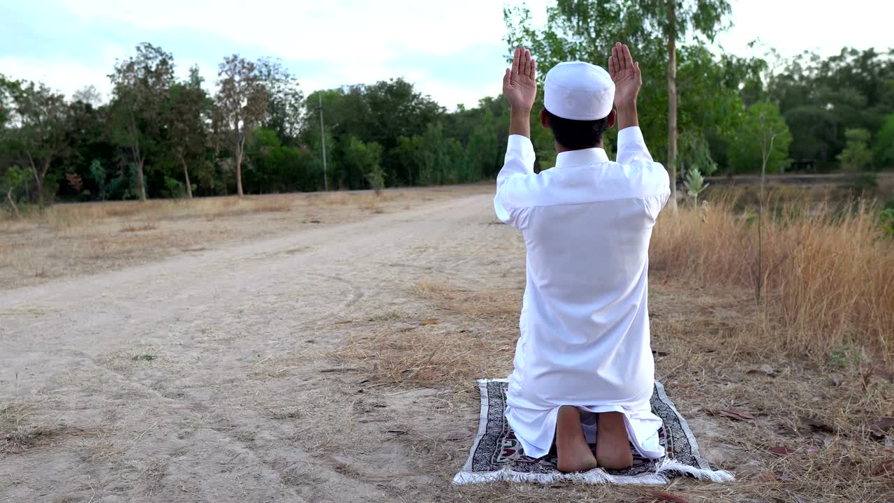 실루 젊은 아시아 무슬림 코로나19