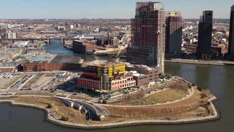 Una-Vista-Aérea-Sobre-El-Río-Este-Frente-A-La-Ciudad-De-Long-Island-En-Un-Día-Soleado