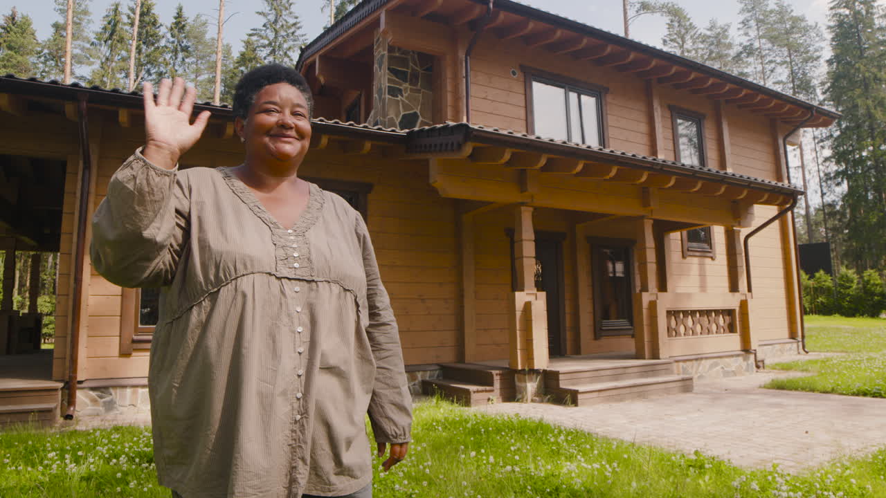 женщина за столом в офисе в очках виртуальной реальности, в то время как ее коллега управляет ею с помощью планшета 3