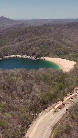 volando sobre las playas en huatulco, modo vertical