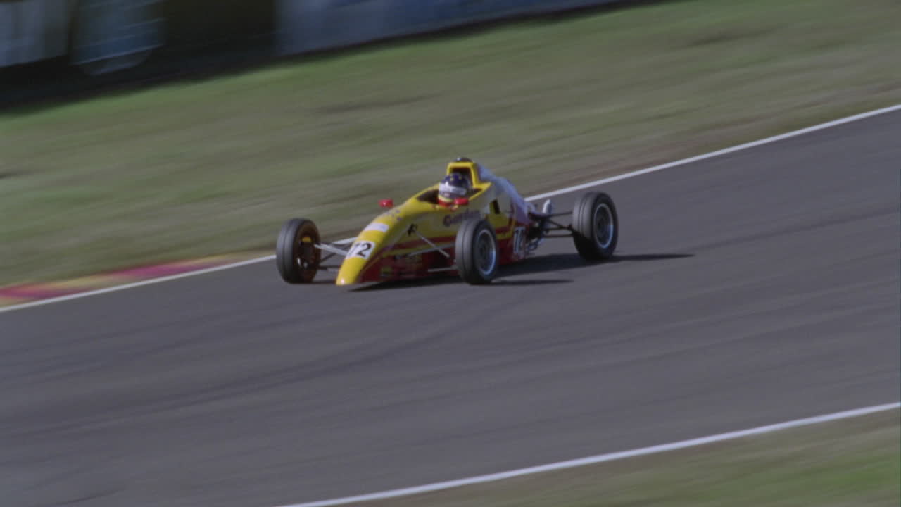 формульный автомобиль едет по кольцевой трассе 3