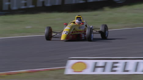 un auto de fórmula conduce en una pista de circuito 3