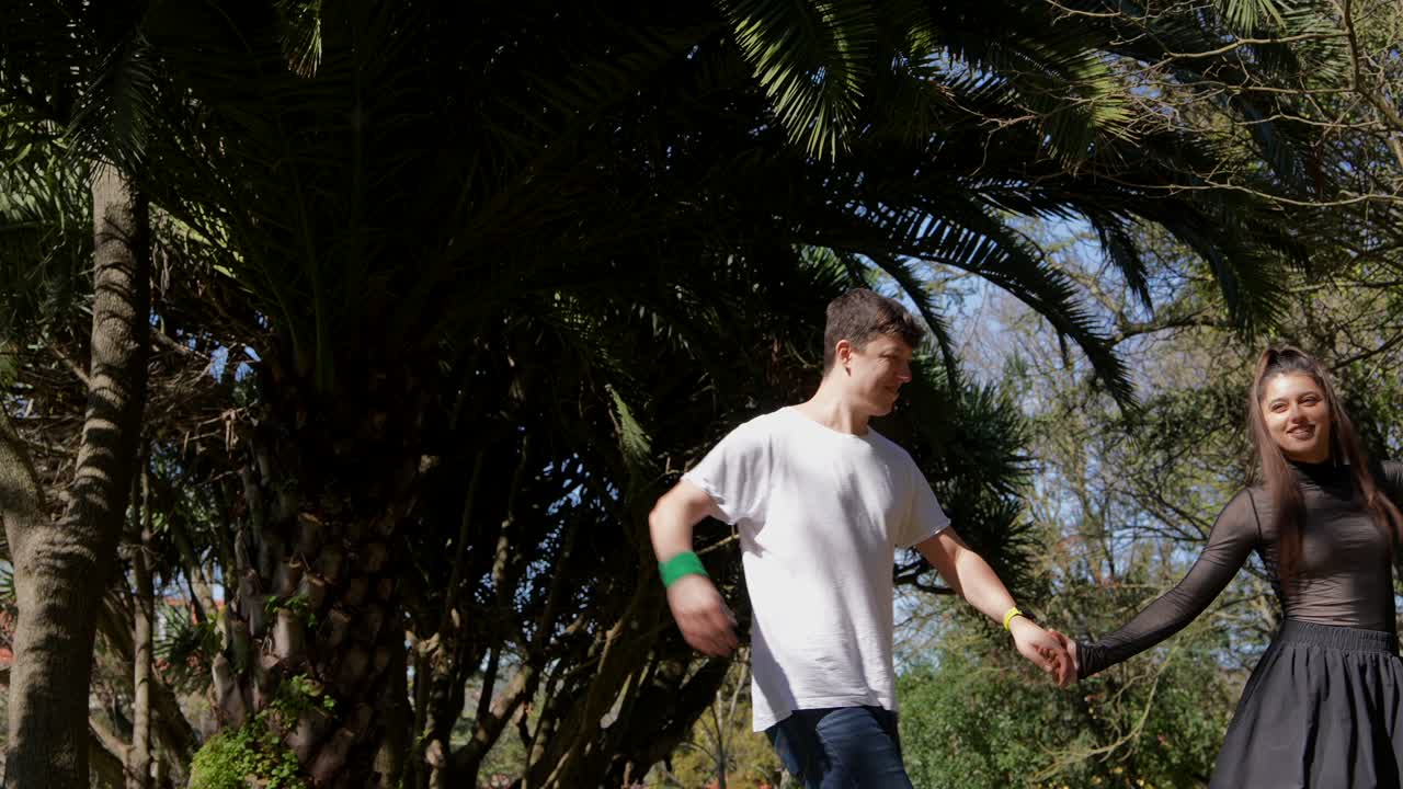 공원에서 춤을 추는 커플