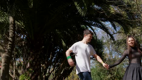 una pareja bailando en un parque.