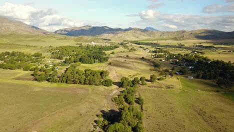 Hermosa-Vista-Aérea-De-Un-Pequeño-Pueblo-En-Las-Montañas