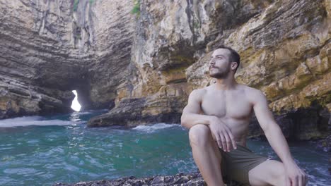 joven en la orilla del mar ondulado.