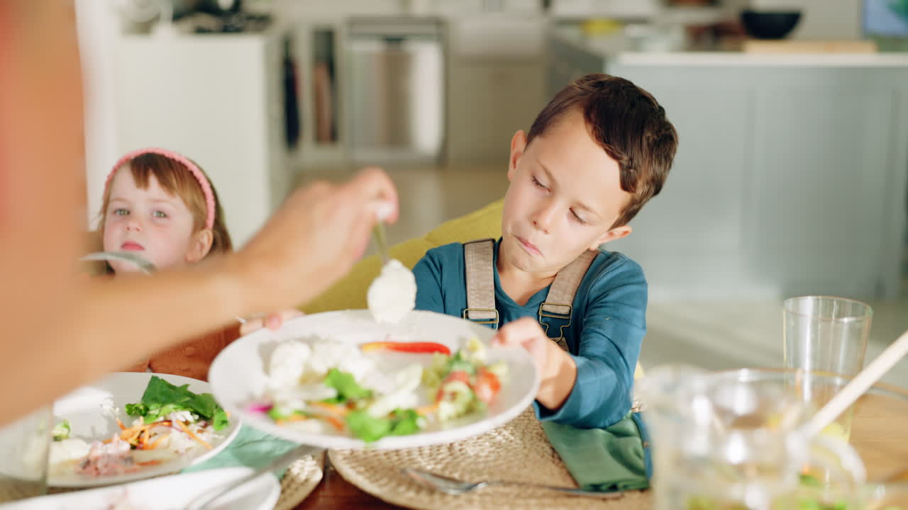 Pranzo, sala da pranzo e madre che serve il figlio
