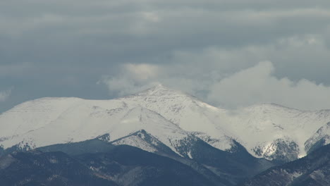 montañas rocosas cubiertas de nieve en el norte de colorado