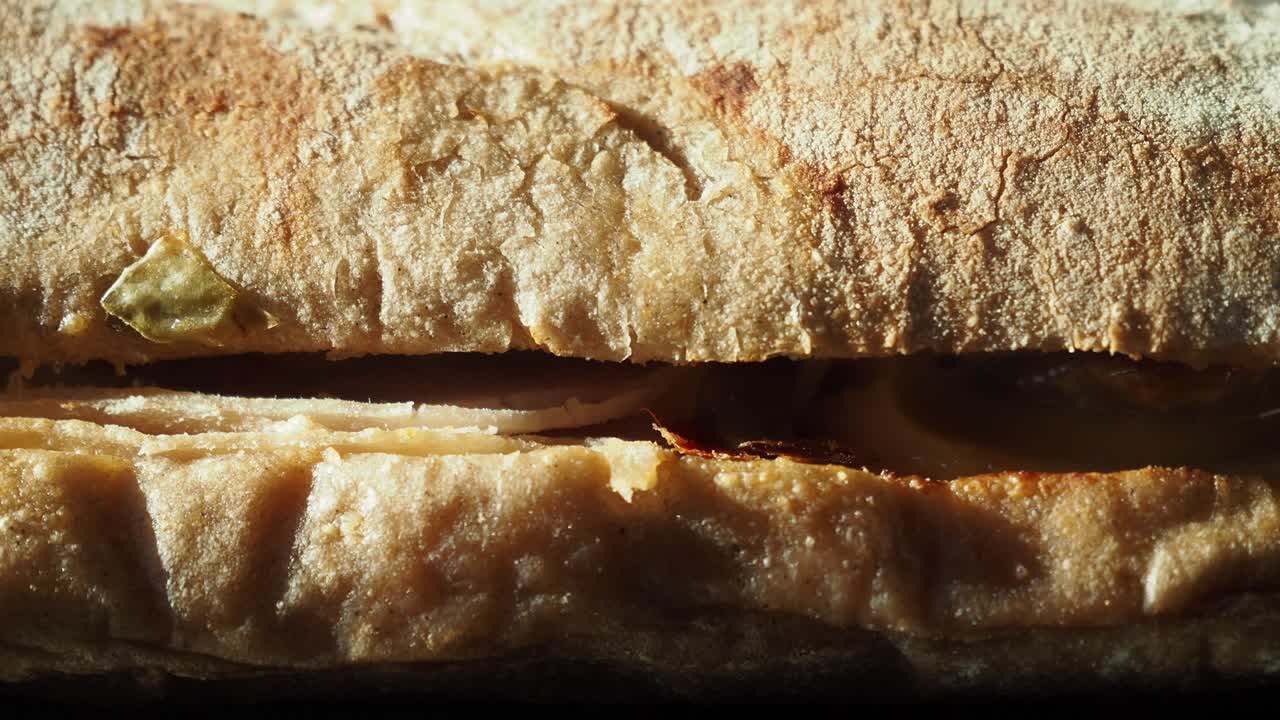 Primo piano di un panino al prosciutto e formaggio