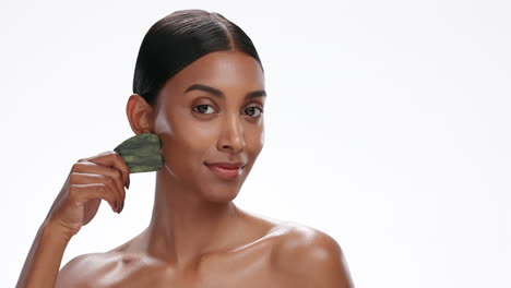 gua sha, cara y mujer con cuidado de la piel