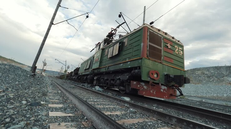 Locomotiva elétrica vintage em uma pedreira