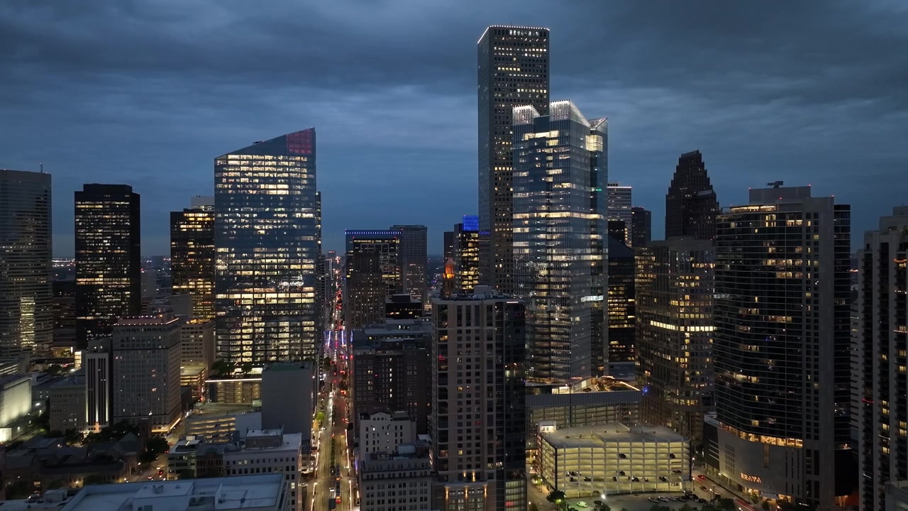 Primo piano dello skyline di Houston, Texas, all'ora blu del mattino, con video drone in ascesa.