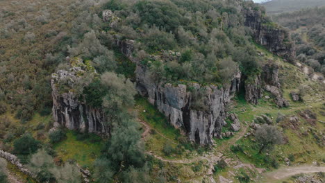 Valle-De-Buracas-En-Portugal-Disparo-De-Dron-En-Cámara-Lenta