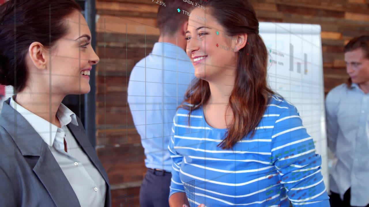 animación de tablero de negociación y gráficos sobre colegas caucásicas discutiendo ideas en la oficina