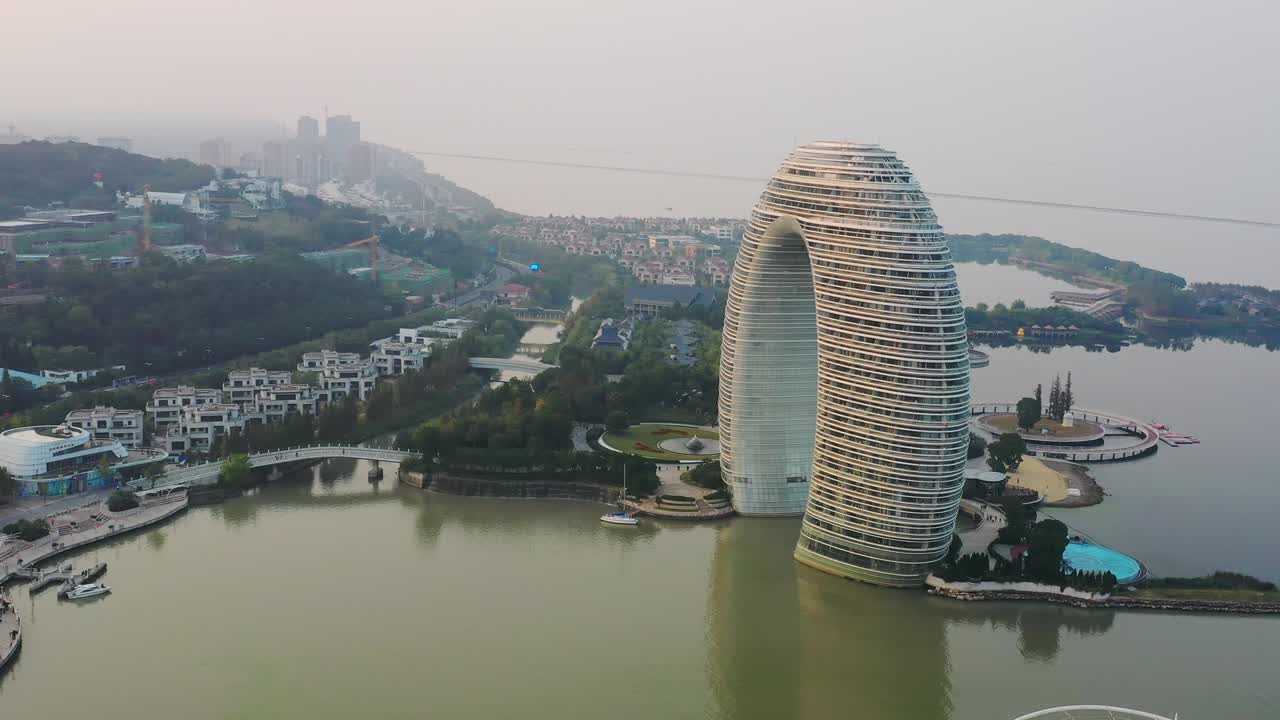 rascacielos en la orilla del lago en china