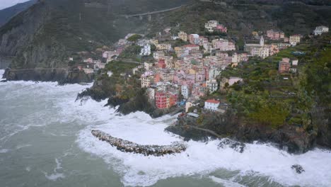 Vista-Aérea-De-Riomaggiore,-Cinque-Terre,-Durante-Una-Tormenta-De-Mar