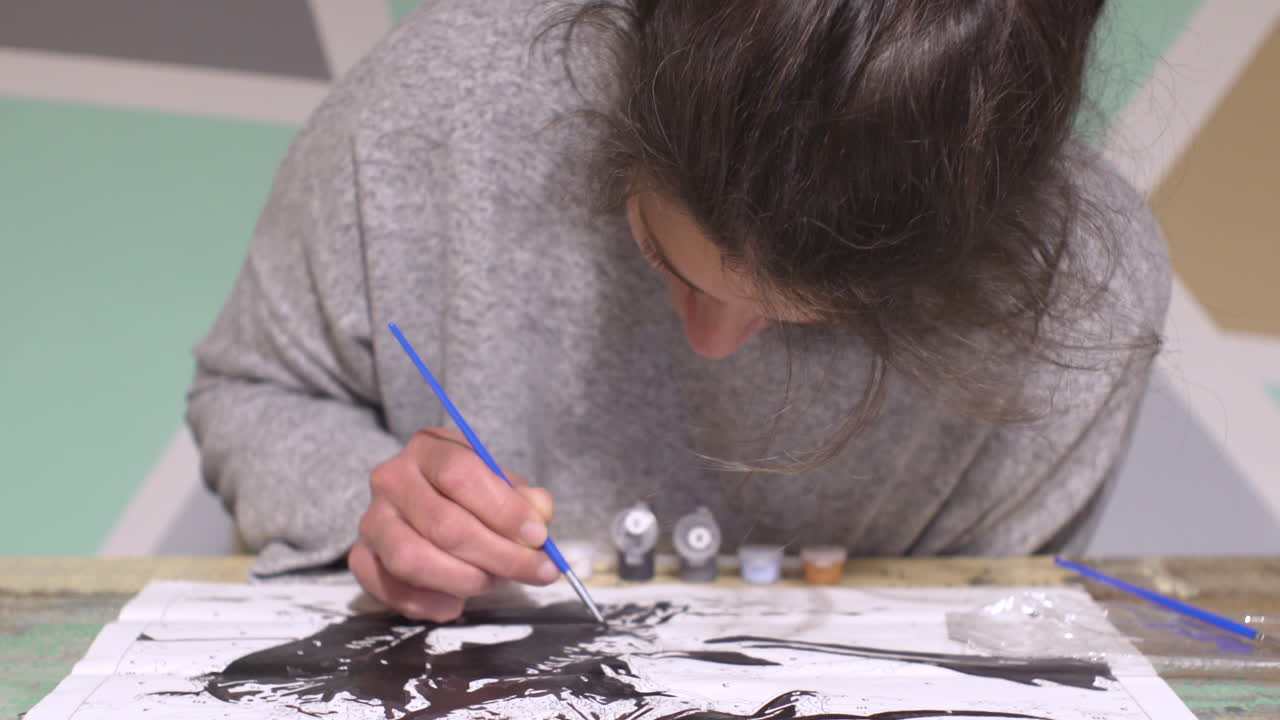 кавказская женщина рисует на белом холсте, живопись по номерам 4k