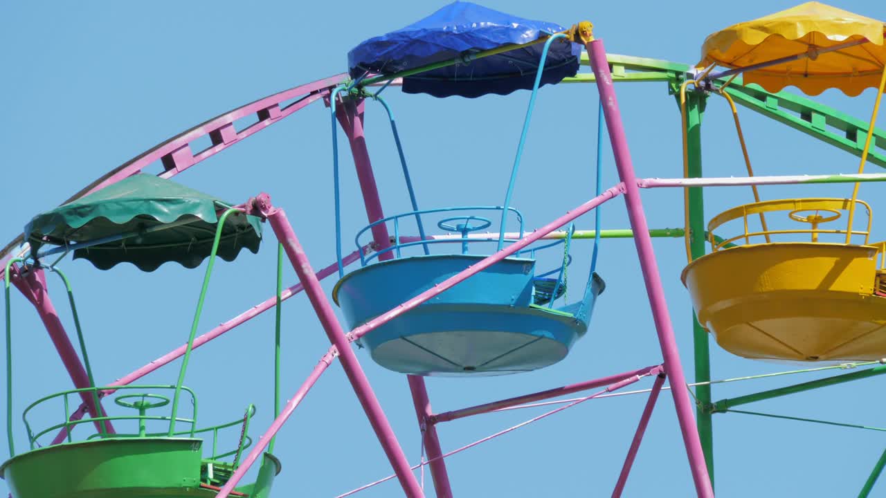 la colorida rueda de ferris en un parque de atracciones.