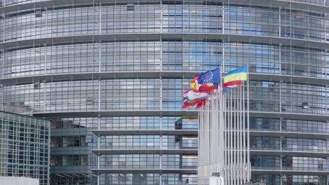 Banderas-De-Miembros-De-La-Ue-Ondeando-Frente-Al-Edificio-Del-Parlamento-Europeo-En-Estrasburgo,-Francia