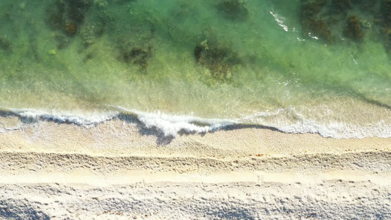 크로아티아의 아드리아 해에 있는 파그 섬의 긴 모래 해변에서 파도가 아름다운 해변에 부히고 있습니다.