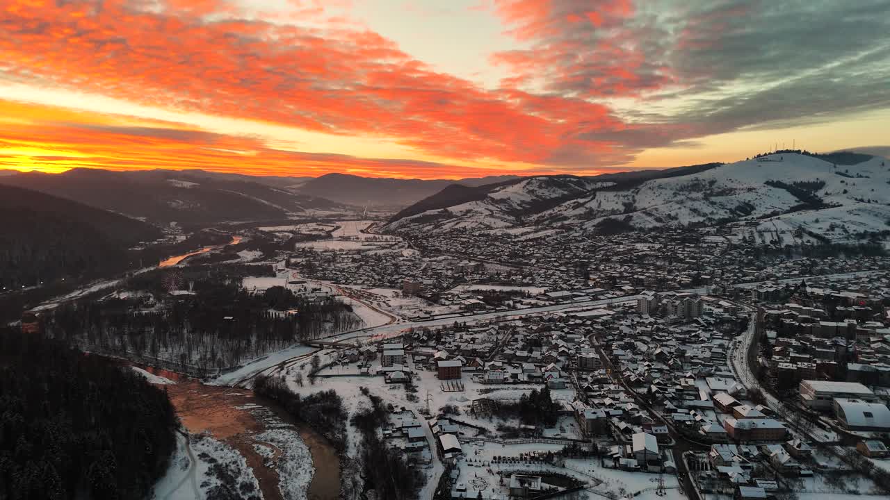 gura humorului nevado bajo un cielo vibrante al atardecer