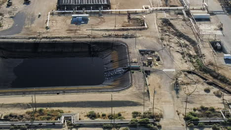 Depósito-De-Petróleo-Abierto-Y-Complejo-De-Refinería-Cerca-De-Bakersfield,-California---órbita-Aérea