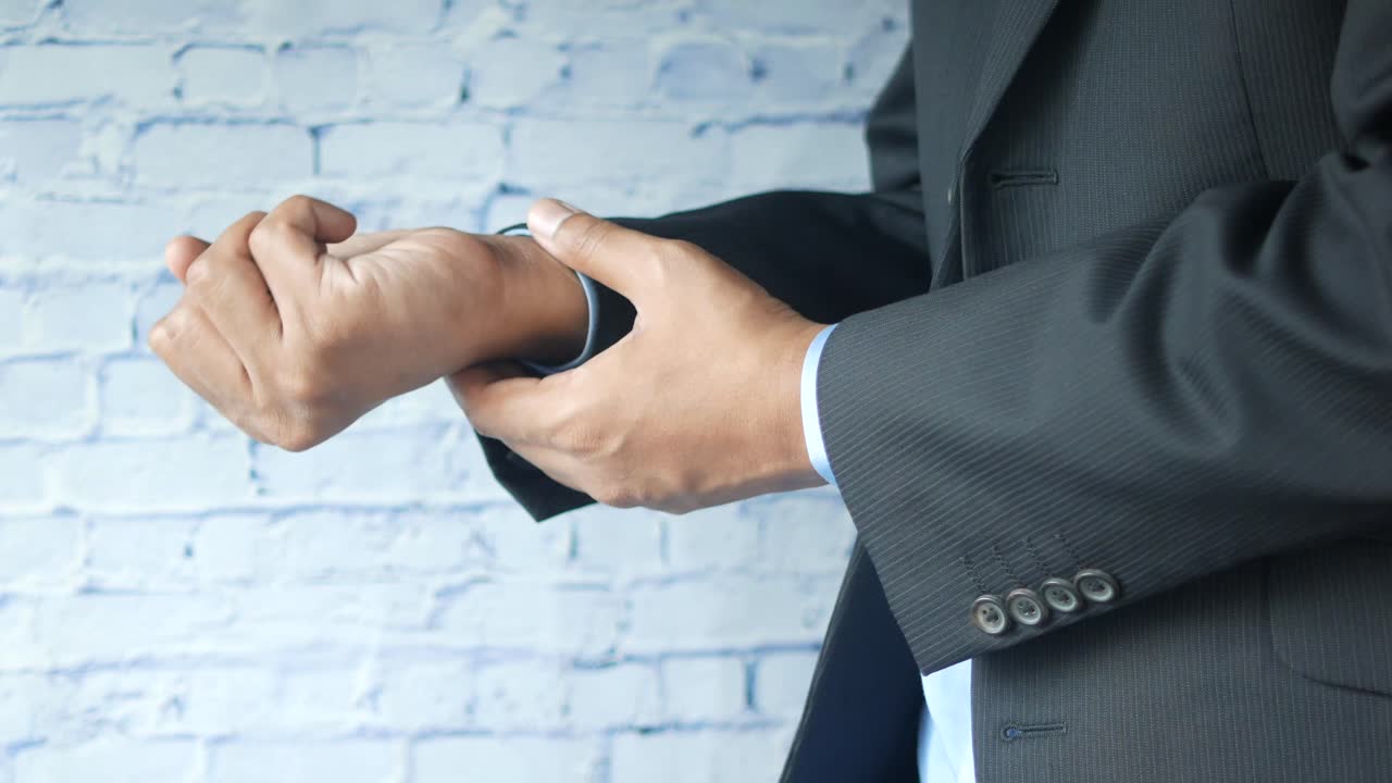 hombre con dolor en la muñeca