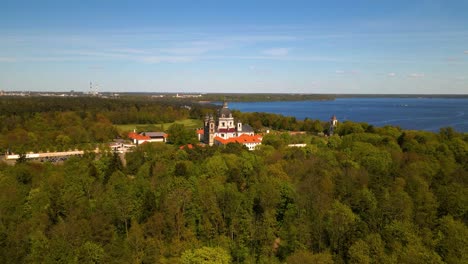 fotografía aérea del antiguo monasterio de pazaislis y la iglesia y el bosque de pinos verdes en un día soleado con un cielo azul y despejado, en kaunas, lituania, fotografía de paralaje